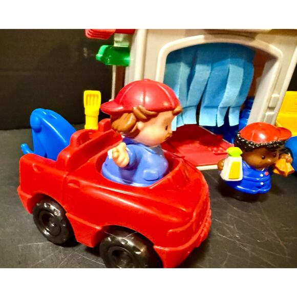 FP Little People Road Trip Ready Garage Figures, Car wash 2 vehicles 4 figures - Picture 3 of 7